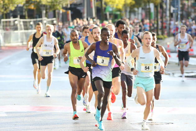32nd Edition of the Hella Hamburg Half Marathon: Nearly 21,000 runners completed the course on Sunday. The leading pack, led by James KIPKURUI, No. 3, on the Reeperbahn in St. Pauli, Hamburg