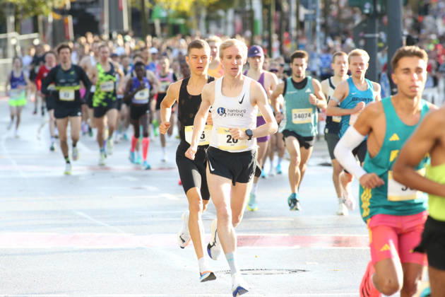 32nd edition of the Hella Hamburg Half Marathon: Nearly 21,000 runners completed the course on Sunday. Participants in the first starting block on the Reeperbahn in St. Pauli, Hamburg