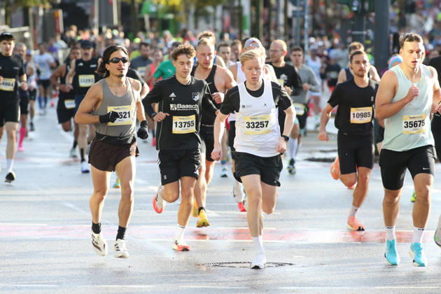 32nd edition of the Hella Hamburg Half Marathon: Nearly 21,000 runners completed the course on Sunday. Participants in the first starting block on the Reeperbahn in St. Pauli, Hamburg