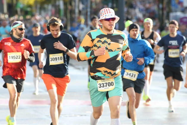 32nd edition of the Hella Hamburg Half Marathon: Nearly 21,000 runners completed the course on Sunday. Participants in the first starting block on the Reeperbahn in St. Pauli, Hamburg