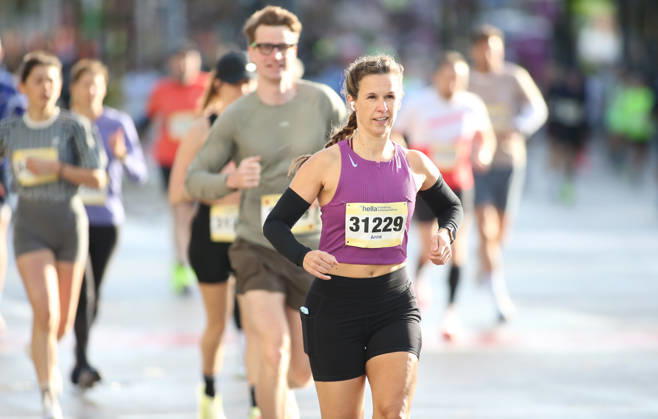 32nd edition of the Hella Hamburg Half Marathon: Nearly 21,000 runners completed the course on Sunday. Participants in the first starting block on the Reeperbahn in St. Pauli, Hamburg