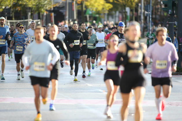 32nd edition of the Hella Hamburg Half Marathon: Nearly 21,000 runners completed the course on Sunday. Participants in the first starting block on the Reeperbahn in St. Pauli, Hamburg
