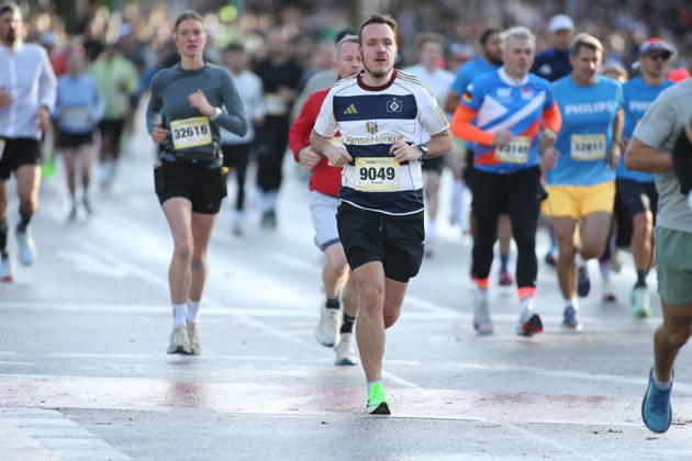 32nd edition of the Hella Hamburg Half Marathon: Nearly 21,000 runners completed the course on Sunday. Participants in the first starting block on the Reeperbahn in St. Pauli, Hamburg