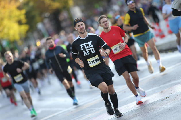 32nd edition of the Hella Hamburg Half Marathon: Nearly 21,000 runners completed the course on Sunday. Participants in the first starting block on the Reeperbahn in St. Pauli, Hamburg