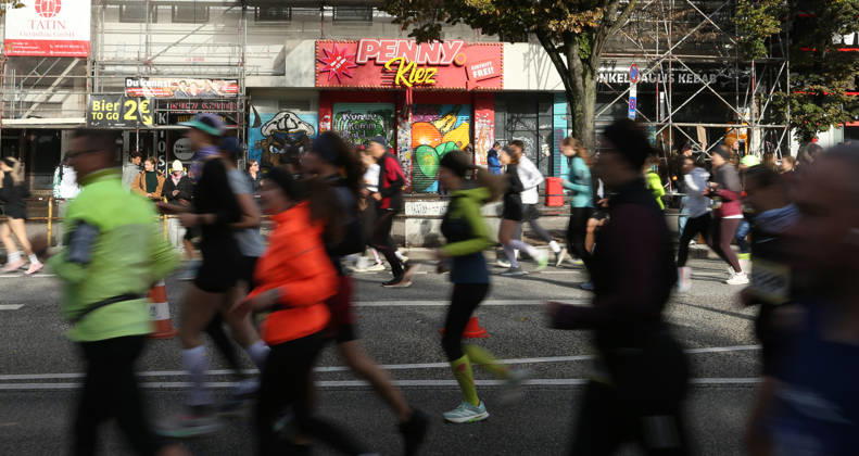 32nd edition of the Hella Hamburg Half Marathon: Nearly 21,000 runners completed the course on Sunday. Runners in the fifth starting block ran along the Reeperbahn in St. Pauli, Hamburg.