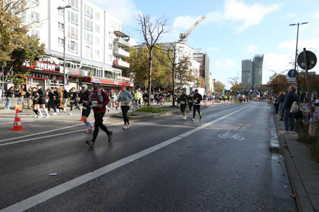 32nd edition of the Hella Hamburg Half Marathon: Nearly 21,000 runners completed the course on Sunday. Runners in the fifth starting block ran along the Reeperbahn in St. Pauli, Hamburg.