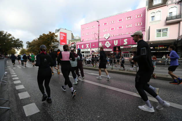 32nd edition of the Hella Hamburg Half Marathon: Nearly 21,000 runners completed the course on Sunday. Runners in the fifth starting block ran along the Reeperbahn in St. Pauli, Hamburg.
