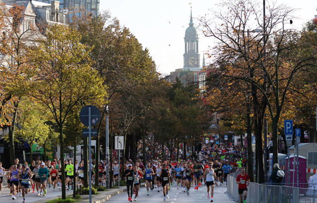 The field of participants at the 32nd Hella Half Marathon in Hamburg on the Reeperbahn