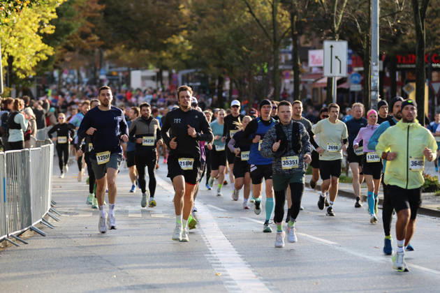 The field of participants at the 32nd Hella Half Marathon in Hamburg on the Reeperbahn