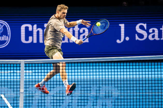 BASEL, SWITZERLAND, OCTOBER 25 Yannick Hanfmann of Germany hits a backhand against Rinky Hijikata of Australia during Day 2 of the Swiss Indoors Basel at St. Jakobshalle on October 25, 2026, in Basel, Switzerland Copyright: xJustPictures.ch PascalxvonxBürenx jp-en-EuSpIm-Pavo_Fotografie-04641