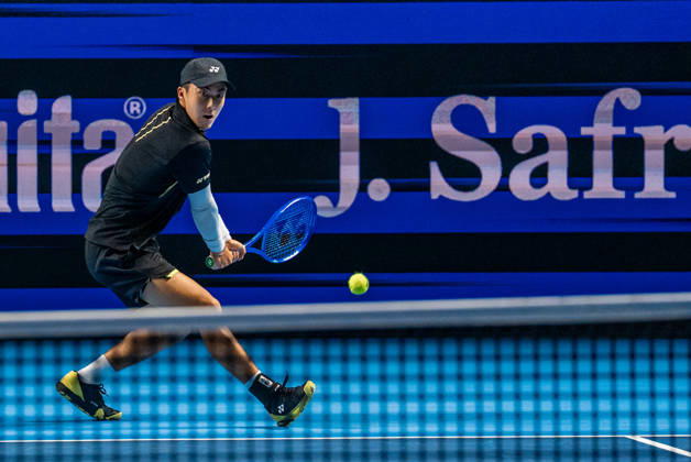 BASEL, SWITZERLAND, OCTOBER 25 — Rinky Hijikata of Australia hits a backhand against Yannick Hanfmann of Germany during Day 2 of the Swiss Indoors Basel at St. Jakobshalle on October 25, 2026, in Basel, Switzerland Copyright: xJustPictures.ch PascalxvonxBürenx jp-en-EuSpIm-Pavo_Fotografie-04895