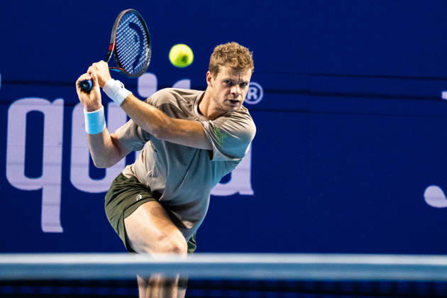 BASEL, SWITZERLAND, OCTOBER 25 Yannick Hanfmann of Germany hits a backhand against Rinky Hijikata of Australia during Day 2 of the Swiss Indoors Basel at St. Jakobshalle on October 25, 2026, in Basel, Switzerland Copyright: xJustPictures.ch PascalxvonxBürenx jp-en-EuSpIm-Pavo_Fotografie-731873