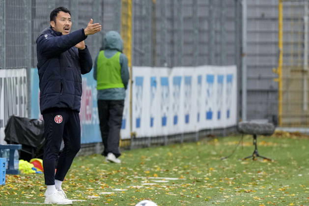 Takashi Yamashita, coach and head coach of Mainz, gives instructions, gesturing with his arms, on the sidelines, at the sideline, October 25, 2026, Sinsheim, Hoffenheim, Germany, soccer, Google Pixel, Women’s Bundesliga, TSG 1899 Hoffenheim vs. FSV Mainz 05, DFB and DFL regulations prohibit any use of photographs as image sequences and or quasi-video xozx