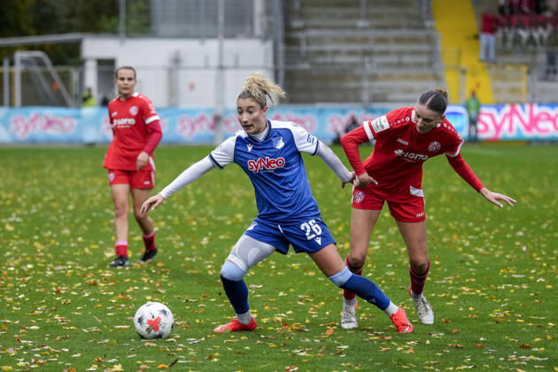 v li Janna Grimm TSG, 26, Gentiana Fetaj Mainz, 7, tackle, game scene, duel, tackle, tackling, dynamics, action, 10 25 2026, Sinsheim, Hoffenheim, Germany, soccer, Google Pixel Women’s Bundesliga, TSG 1899 Hoffenheim vs. 1. FSV Mainz 05, DFB and DFL regulations prohibit any use of photographs as image sequences and or quasi-video xozx