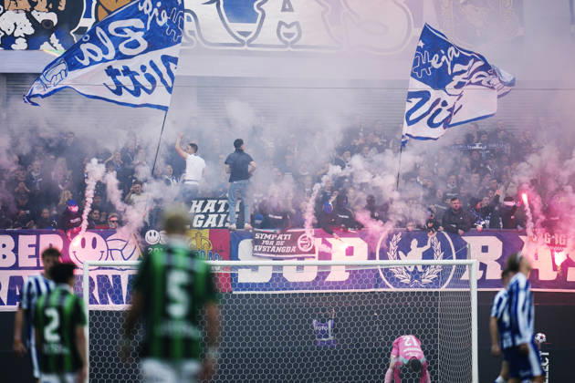 BORAS, SWEDEN 20261025 IFK Göteborg fans holding flares during Sunday s Allsvenskan soccer match between GAIS and IFK Göteborg at Gamla Ullevi, BORAS, SWEDEN x9200x  Copyright: xBjörnxLarssonxRosvall TTx ALLSVENSKAN GAIS - IFK GÖTEBORG