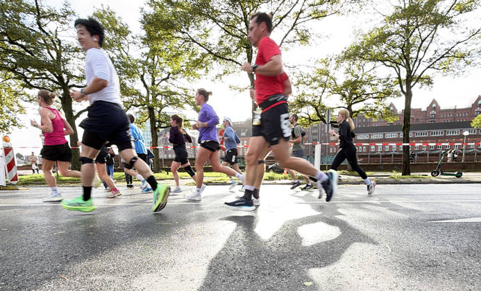Half Marathon, Hamburg, Hamburg, RUNNING: The Heller Half Marathon. More than 20,000 runners participated in the half marathon through downtown Hamburg. Hamburg, Harbor, Elbe, City, Hamburg, Germany