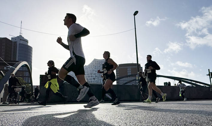 Half Marathon, Hamburg, Hamburg, RUNNING: The Heller Half Marathon. More than 20,000 runners participated in the half marathon through downtown Hamburg. Hamburg, Harbor, Elbe, City, Hamburg, Germany