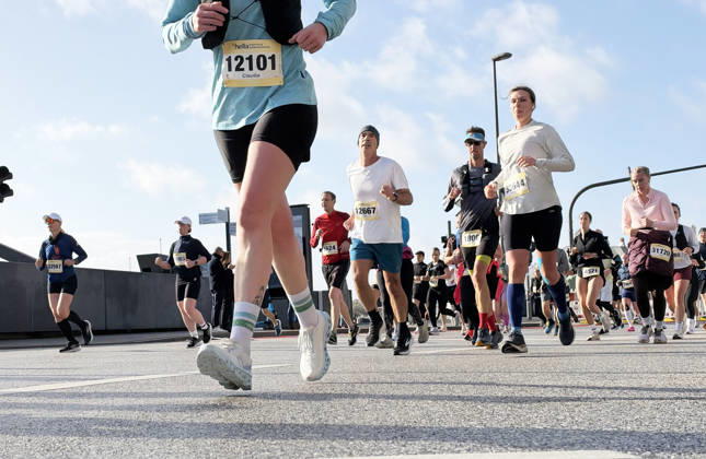 Half Marathon, Hamburg, Hamburg, RUNNING: The Heller Half Marathon. More than 20,000 runners participated in the half marathon through downtown Hamburg. Hamburg, Harbor, Elbe, City, Hamburg, Germany