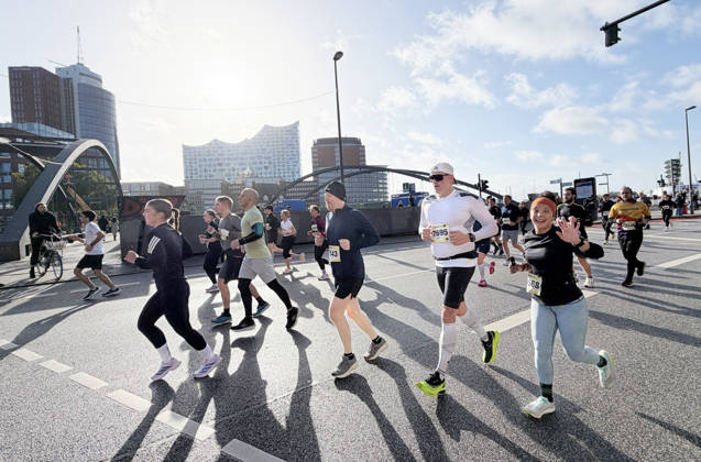 Half Marathon, Hamburg, Hamburg, RUNNING: The Heller Half Marathon. More than 20,000 runners participated in the half marathon through downtown Hamburg. Here, in front of the Elbphilharmonie, Hamburg Harbor, Elbe, City of Hamburg, Germany