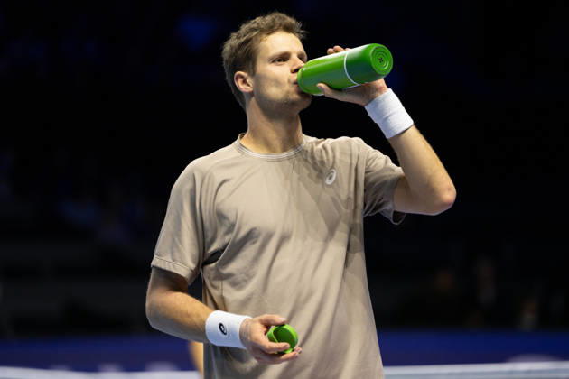 BASEL, SWITZERLAND, OCTOBER 25 Yannick Hanfmann of Germany drinking during Day 2 of the Swiss Indoors Basel at St. Jakobshalle on October 25, 2026, in Basel, Switzerland Copyright: xJustPictures.ch PascalxvonxBürenx jp-en-EuSpIm-Pavo_Fotografie-05392