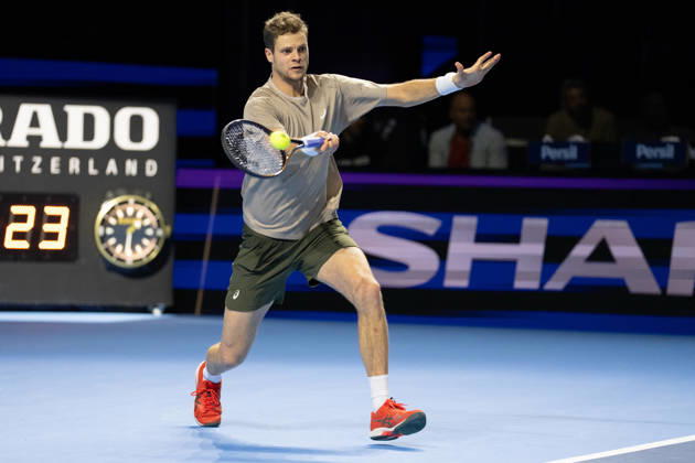 BASEL, SWITZERLAND, OCTOBER 25 Yannick Hanfmann of Germany hits a forehand against Rinky Hijikata of Australia during Day 2 of the Swiss Indoors Basel at St. Jakobshalle on October 25, 2026, in Basel, Switzerland Copyright: xJustPictures.ch PascalxvonxBürenx jp-en-EuSpIm-Pavo_Fotografie-05481