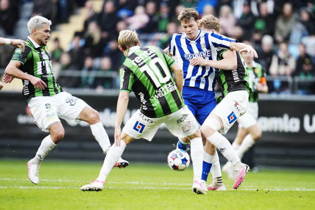 BORAS, SWEDEN 20261025 IFK Göteborg s Alexander Simmelhack in a duel with GAIS s William Milovanovic, Henry Sletsjoe and Filip Beckman during Sunday’s Allsvenskan soccer match between GAIS and IFK Göteborg at Gamla Ullevi, BORAS, SWEDEN x9200x  Copyright: xBjörnxLarssonxRosvall TTx ALLSVENSKAN GAIS - IFK GÖTEBORG