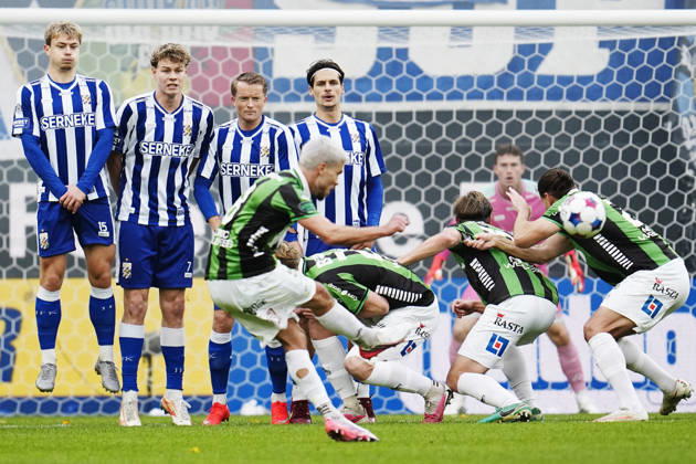 BORAS, SWEDEN 20261025 A GAIS free kick during Sunday s Allsvenskan soccer match between GAIS and IFK Göteborg at Gamla Ullevi, BORAS, SWEDEN x9200x  Copyright: xBjörnxLarssonxRosvall TTx ALLSVENSKAN GAIS - IFK GÖTEBORG