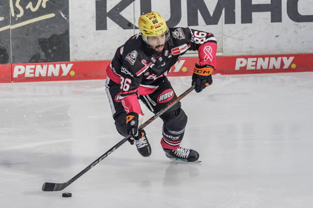 Penny DEL Löwen Frankfurt vs. Grizzlys Wolfsburg, October 25, 2026; Cameron Brace, Löwen Frankfurt, No. 86 with the puck, close-up, portrait, Löwen Frankfurt vs. Grizzlys Wolfsburg, Frankfurt, NIX Ice Arena, October 25, 2026 Copyright: xBEAUTIFULxSPORTS Gawlikx