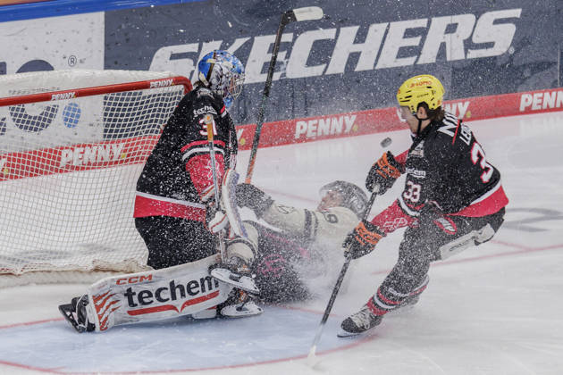 Penny DEL Löwen Frankfurt vs. Grizzlys Wolfsburg, October 25, 2026; Matej Leden (Löwen Frankfurt), 33, Adam Scheel (Löwen Frankfurt), 31, and Leo Hafenrichter (Grizzlys Wolfsburg), 29, in front of the Frankfurt goal; Löwen Frankfurt vs. Grizzlys Wolfsburg, Frankfurt, NIX Ice Arena, October 25, 2026 Copyright: xBEAUTIFULxSPORTS Gawlikx
