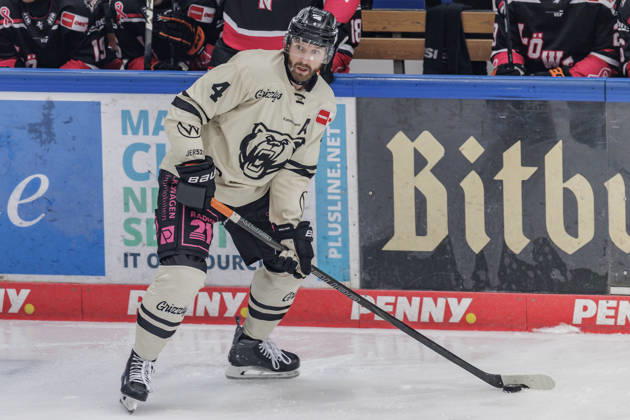 Penny DEL Löwen Frankfurt vs. Grizzlys Wolfsburg, October 25, 2026; Keaton Thompson (Grizzly Adams, Wolfsburg), 4 on the puck, free shot, portrait, Löwen Frankfurt vs. Grizzlys Wolfsburg, Frankfurt, NIX Ice Arena, October 25, 2026 Copyright: xBEAUTIFULxSPORTS Gawlikx