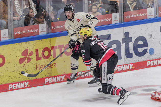 Penny DEL Löwen Frankfurt vs. Grizzlys Wolfsburg, October 25, 2026; Luis Schinko (Grizzly Adams, Wolfsburg, 63) and Konrad Abeltshauser (Löwen Frankfurt, 16) battle for the puck, Löwen Frankfurt vs. Grizzlys Wolfsburg, Frankfurt, NIX Ice Arena, October 25, 2026 Copyright: xBEAUTIFULxSPORTS Gawlikx