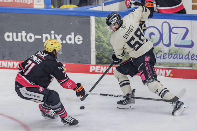Penny DEL Löwen Frankfurt vs. Grizzlys Wolfsburg, October 25, 2026: Linus Fröberg (Löwen Frankfurt, 71) and Tyler Gaudet (Grizzlys Wolfsburg, 58) battle for the puck, Löwen Frankfurt vs. Grizzlys Wolfsburg, Frankfurt, NIX Ice Arena, October 25, 2026 Copyright: xBEAUTIFULxSPORTS Gawlikx