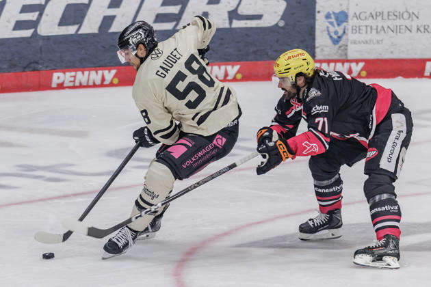 Penny DEL Löwen Frankfurt vs. Grizzlys Wolfsburg, October 25, 2026: Linus Fröberg (Löwen Frankfurt, 71) and Tyler Gaudet (Grizzlys Wolfsburg, 58) battle for the puck, Löwen Frankfurt vs. Grizzlys Wolfsburg, Frankfurt, NIX Ice Arena, October 25, 2026 Copyright: xBEAUTIFULxSPORTS Gawlikx