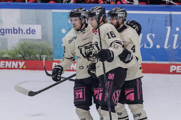 Penny DEL Löwen Frankfurt vs. Grizzlys Wolfsburg, October 25, 2026 Tommy Pasanen (Grizzly Adams Wolfsburg, 16) scored the goal to make it 0–1 and celebrated with Keaton Thompson (Grizzly Adams Wolfsburg, 4) and Luis Schinko (Grizzly Adams Wolfsburg, 63, Löwen Frankfurt vs. Grizzlys Wolfsburg, Frankfurt, NIX Ice Arena, October 25, 2026 Copyright: xBEAUTIFULxSPORTS Gawlikx