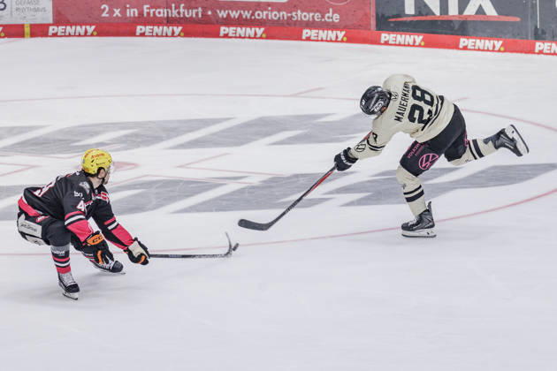 Penny DEL Löwen Frankfurt vs. Grizzlys Wolfsburg, October 25, 2026 Michael Joyaux (Löwen Frankfurt), 49, blocks a shot by Ross Mauermann (Grizzly Adams Wolfsburg), 28; Löwen Frankfurt vs. Grizzlys Wolfsburg, Frankfurt, NIX Ice Arena, October 25, 2026 Copyright: xBEAUTIFULxSPORTS Gawlikx