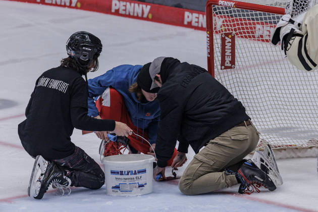 Penny DEL Löwen Frankfurt vs. Grizzlys Wolfsburg, October 25, 2026. Working on a goal; the mounting rod was no longer secure enough. Löwen Frankfurt vs. Grizzlys Wolfsburg, Frankfurt, NIX Ice Arena, October 25, 2026 Copyright: xBEAUTIFULxSPORTS Gawlikx