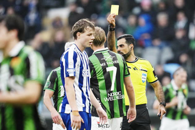BORAS, SWEDEN 20261025 Referee Mohammed Al Hakim issues a caution to GAIS s Joackim Fagerjord during Sunday s Allsvenskan soccer match between GAIS and IFK Göteborg at Gamla Ullevi, BORAS, SWEDEN x9200x  Copyright: xBjörnxLarssonxRosvall TTx ALLSVENSKAN GAIS - IFK GÖTEBORG