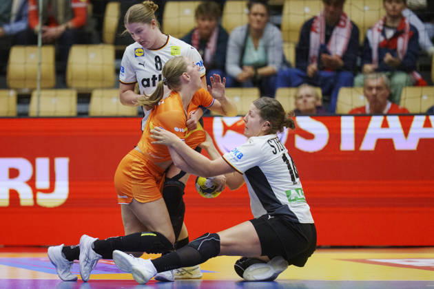 Golden League Women’s Handball: Netherlands vs. Germany. Isa Ternede of the Netherlands is tackled by Marie Steffen (right) and Nina Engel of Germany during the Golden League match between the Netherlands and Germany at SJF Bank Arena in Odense on Sunday, October 25, 2026. Photo by Liselotte Sabroe, Ritzau Scanpix, Odense, Denmark  Copyright: Ritzau Scanpix LiselottexSabroex spdk20261025-142003-L