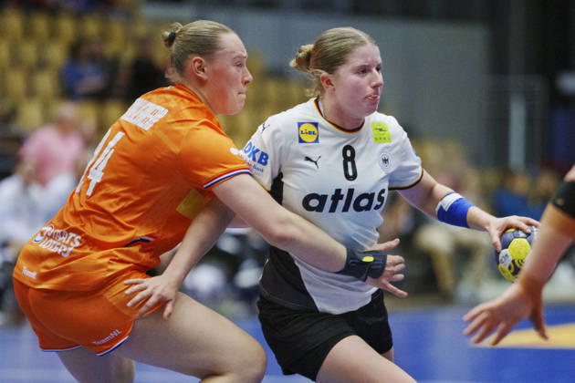 Golden League Women’s Handball: Netherlands vs. Germany. Nina Engel of Germany (No. 8) and Romé Maarschalkerweerd of the Netherlands during the Golden League match between the Netherlands and Germany at SJF Bank Arena in Odense on Sunday, October 25, 2026. Photo by Liselotte Sabroe, Ritzau Scanpix, Odense, Denmark  Copyright: Ritzau Scanpix LiselottexSabroex spdk20261025-141747-L