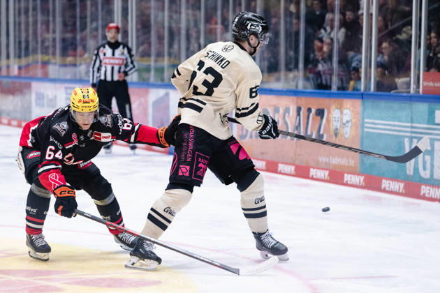 Markus Schweiger, Loewen Frankfurt, 64; Luis Schinko, Grizzlys Wolfsburg, 63 (GER); Loewen Frankfurt vs. Grizzlys Wolfsburg, ice hockey, PENNY DEL, Matchday 12, 2026–2027 season, October 25, 2026 GER, Loewen Frankfurt vs. Grizzlys Wolfsburg, Ice Hockey, PENNY DEL, Matchday 12, 2026–2027 Season, October 25, 2026 Frankfurt Copyright: xEibner-Pressefoto AttilaxZigax EP_AZA