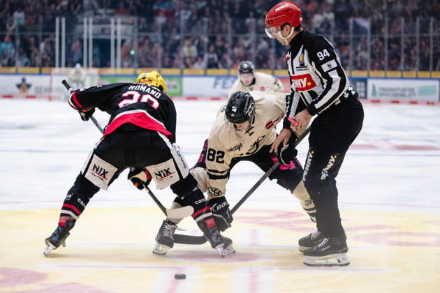 Anthony Romano, Loewen Frankfurt, 29; Will Graber, Grizzlys Wolfsburg, 82 GER; Loewen Frankfurt vs. Grizzlys Wolfsburg, ice hockey, PENNY DEL, Matchday 12, 2026–2027 season, October 25, 2026 GER, Loewen Frankfurt vs. Grizzlys Wolfsburg, Ice Hockey, PENNY DEL, Matchday 12, 2026–2027 Season, October 25, 2026 Frankfurt Copyright: xEibner-Pressefoto AttilaxZigax EP_AZA