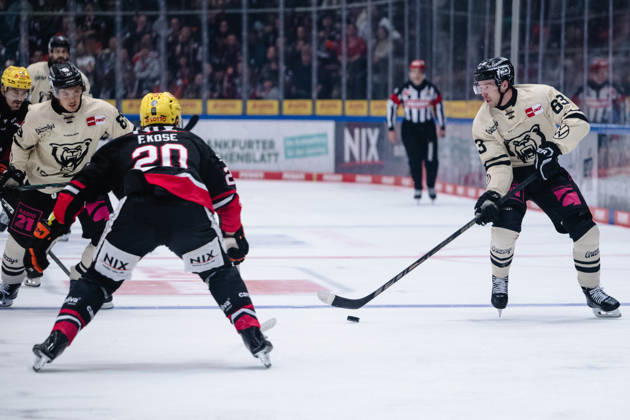 Luis Schinko, Grizzlys Wolfsburg, 63 GER, Loewen Frankfurt vs. Grizzlys Wolfsburg, Ice Hockey, PENNY DEL, Matchday 12, 2026–2027 Season, October 25, 2026 GER, Loewen Frankfurt vs. Grizzlys Wolfsburg, Ice Hockey, PENNY DEL, Matchday 12, 2026–2027 Season, October 25, 2026 Frankfurt Copyright: xEibner-Pressefoto AttilaxZigax EP_AZA