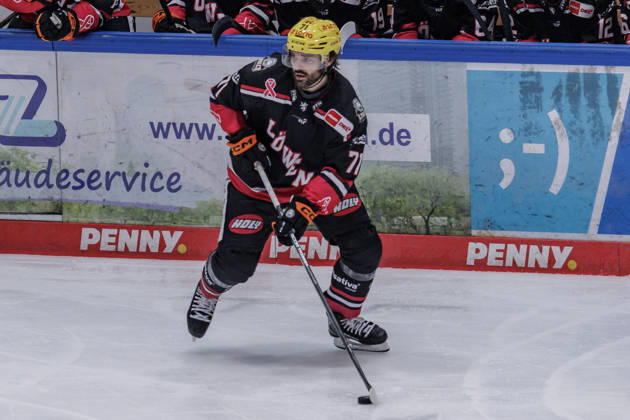 Penny DEL Löwen Frankfurt Grizzlys Wolfsburg, October 25, 2026 Linus Fröberg Löwen Frankfurt, 71 with the puck, close-up, portrait, Löwen Frankfurt Grizzlys Wolfsburg, Frankfurt, NIX Ice Arena, October 25, 2026 Copyright: xBEAUTIFULxSPORTS Gawlikx