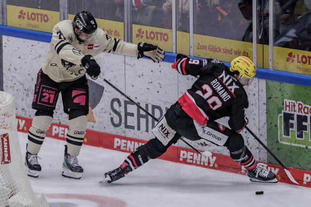 Penny DEL Löwen Frankfurt vs. Grizzlys Wolfsburg, October 25, 2026: Justin Feser (Grizzly Adams Wolfsburg, 71) tripped Anthony Romano (Löwen Frankfurt, 29) and was assessed a penalty; Löwen Frankfurt vs. Grizzlys Wolfsburg, Frankfurt, NIX Ice Arena, October 25, 2026 Copyright: xBEAUTIFULxSPORTS Gawlikx