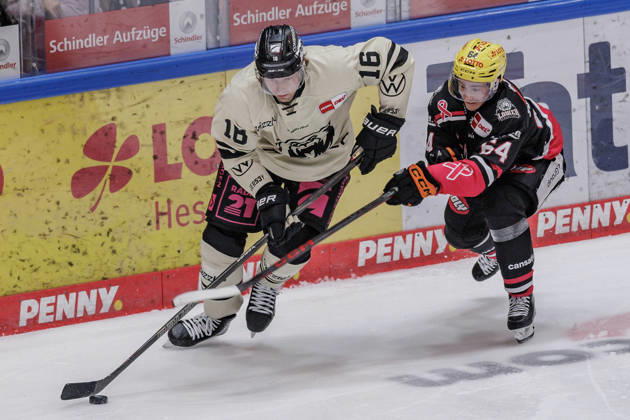 Penny DEL Löwen Frankfurt vs. Grizzlys Wolfsburg, October 25, 2026; Tommy Pasanen (Grizzly Adams, Wolfsburg, 16) and Markus Schweiger (Löwen Frankfurt, 64) battling for the puck, Löwen Frankfurt vs. Grizzlys Wolfsburg, Frankfurt, NIX Ice Arena, October 25, 2026 Copyright: xBEAUTIFULxSPORTS Gawlikx