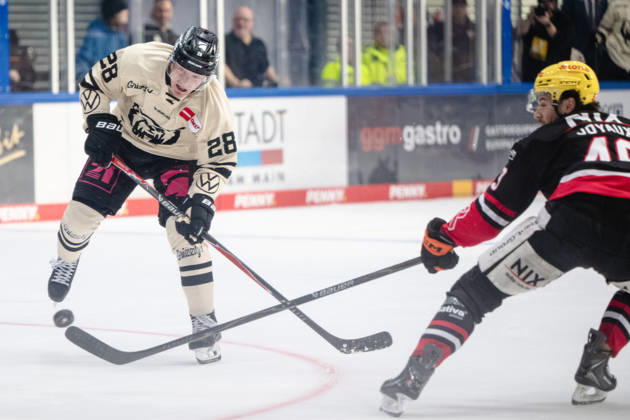 Ross Mauermann, Grizzlys Wolfsburg, 28 GER, Loewen Frankfurt vs. Grizzlys Wolfsburg, Ice Hockey, PENNY DEL, Matchday 12, 2026–2027 Season, October 25, 2026 GER, Loewen Frankfurt vs. Grizzlys Wolfsburg, Ice Hockey, PENNY DEL, Matchday 12, 2026–2027 Season, October 25, 2026 Frankfurt Copyright: xEibner-Pressefoto AttilaxZigax EP_AZA