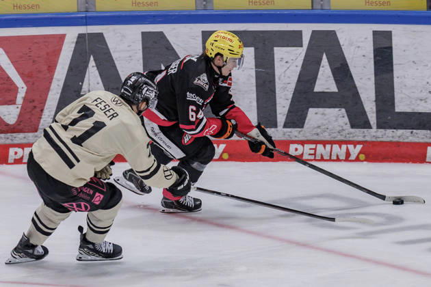 Penny DEL Löwen Frankfurt vs. Grizzlys Wolfsburg, October 25, 2026; Markus Schweiger (Löwen Frankfurt), 64, on the puck; Justin Feser (Grizzly Adams Wolfsburg), 71, in a two-on-one; Löwen Frankfurt vs. Grizzlys Wolfsburg, Frankfurt, NIX Ice Arena, October 25, 2026 Copyright: xBEAUTIFULxSPORTS Gawlikx