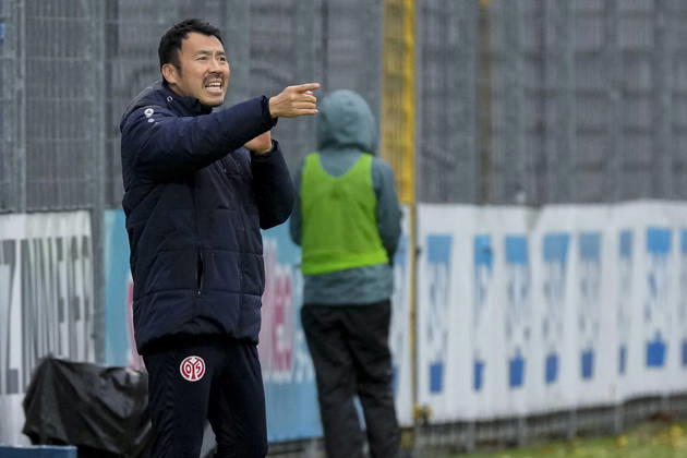 Takashi Yamashita, coach and head coach of Mainz, gives instructions, gesturing with his arms; single frame, single photo, action, October 25, 2026, Sinsheim, Hoffenheim, Germany, soccer, Google Pixel Women’s Bundesliga, TSG 1899 Hoffenheim vs. FSV Mainz 05, DFB DFL REGULATIONS PROHIBIT ANY USE OF PHOTOGRAPHS AS IMAGE SEQUENCES AND OR QUASI-VIDEO xozx