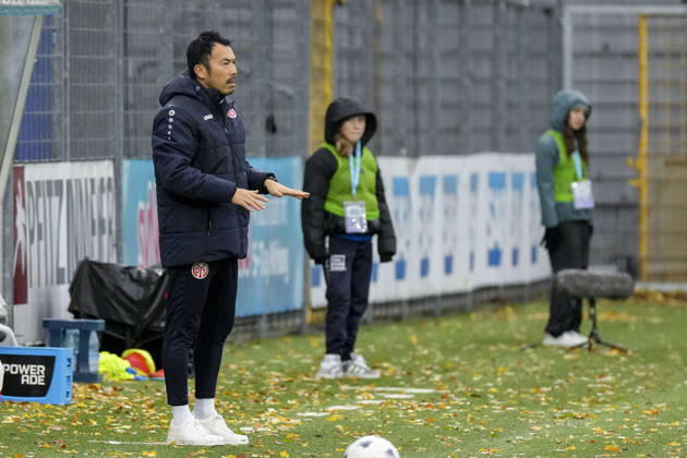 Takashi Yamashita, coach and head coach of Mainz, gives instructions, gesturing with his arms; cutout, full-body, single frame, single photo, action, on the sidelines, at the sideline, October 25, 2026, Sinsheim, Hoffenheim, Germany, soccer, Google Pixel Women’s Bundesliga, TSG 1899 Hoffenheim vs. FSV Mainz 05, DFB and DFL regulations prohibit any use of photographs as image sequences and or quasi-video xozx