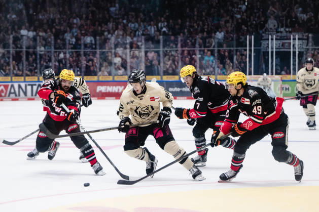 Linus Froeberg, Loewen Frankfurt, 71; Will Graber, Grizzlys Wolfsburg, 82 GER; Loewen Frankfurt vs. Grizzlys Wolfsburg, Ice Hockey, PENNY DEL, Matchday 12, 2026–2027 Season, October 25, 2026 GER, Loewen Frankfurt vs. Grizzlys Wolfsburg, Ice Hockey, PENNY DEL, Matchday 12, 2026–2027 Season, October 25, 2026 Frankfurt Copyright: xEibner-Pressefoto AttilaxZigax EP_AZA
